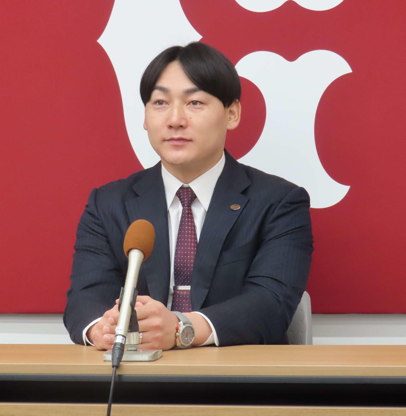 契約更改交渉を終え、会見に臨む巨人丸（撮影・水谷京裕）