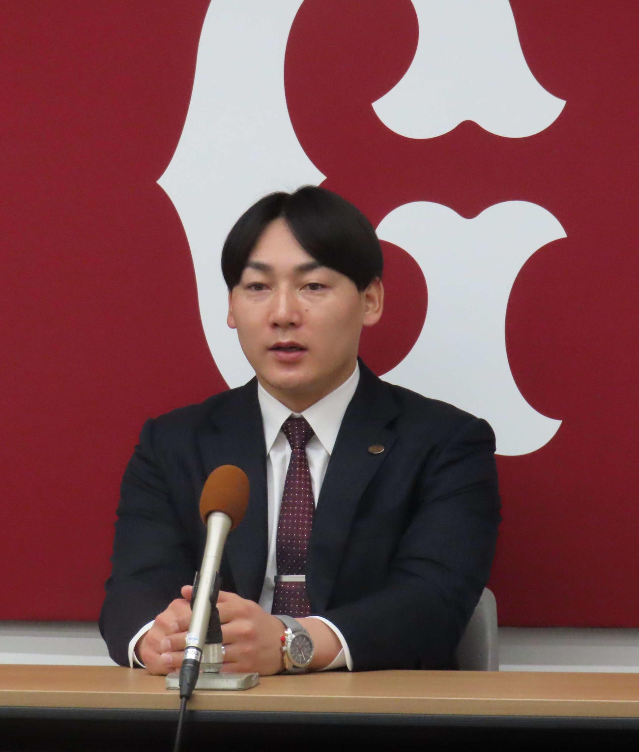 契約更改交渉を終え、会見に臨む巨人丸（撮影・水谷京裕）