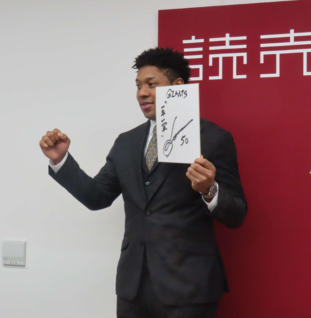 契約更改後の会見で、色紙に来季の目標を書く巨人オコエ（撮影・水谷京裕）