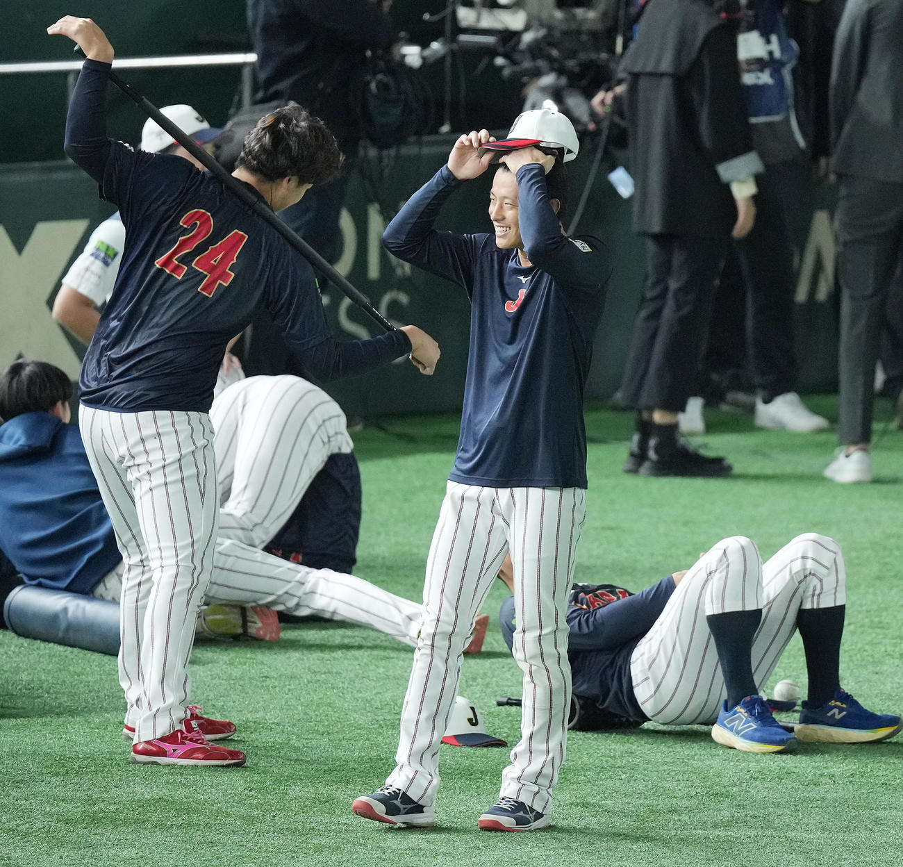 練習前、逆立ちを披露し痛がる素振りもチームメートにスルーされ苦笑いの辰己（中央）（2024年11月20日撮影）