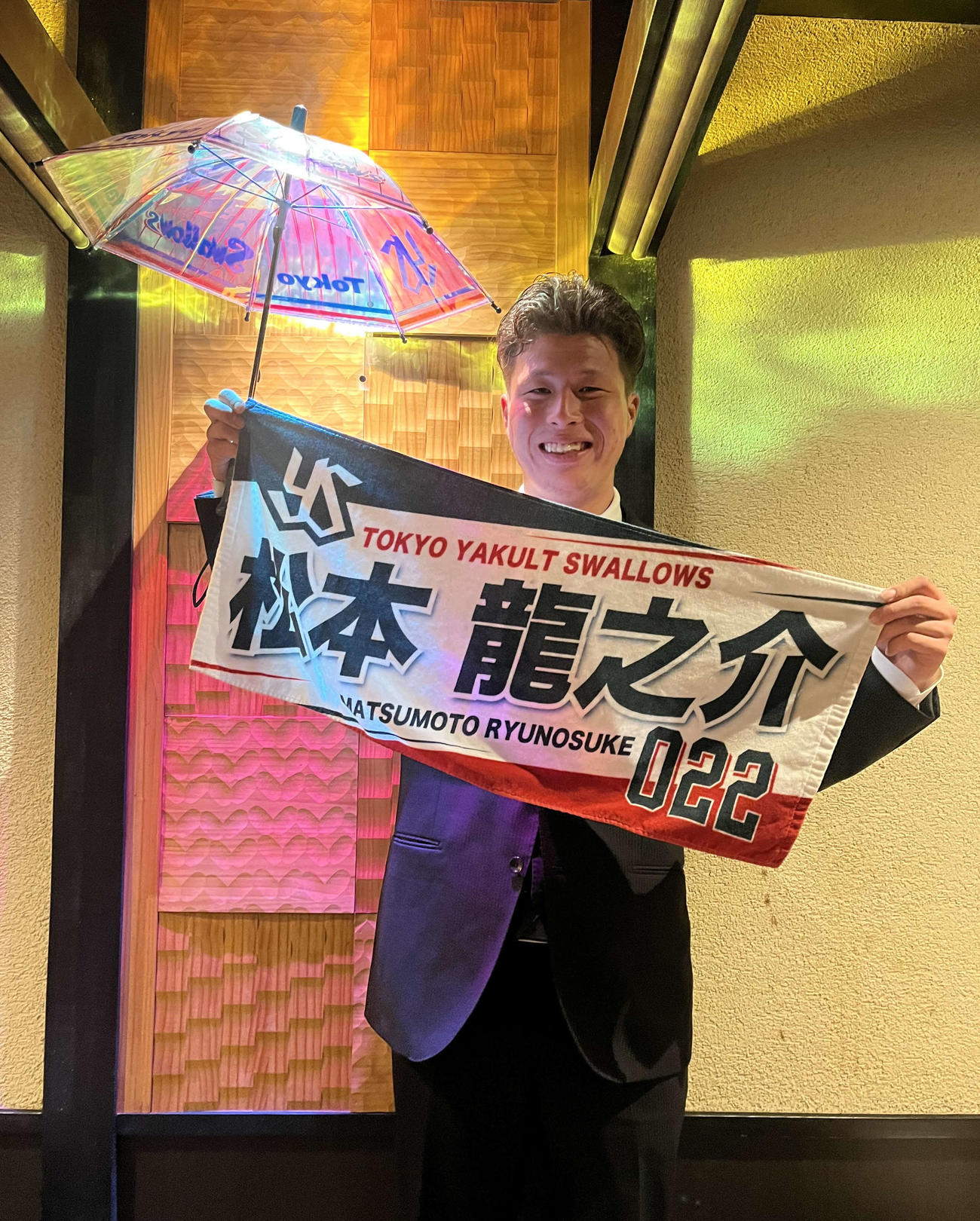 仮契約を終え、自身のグッズを手に笑顔を見せるヤクルト育成ドラフト4位の関西独立リーグ堺シュライクス・松本