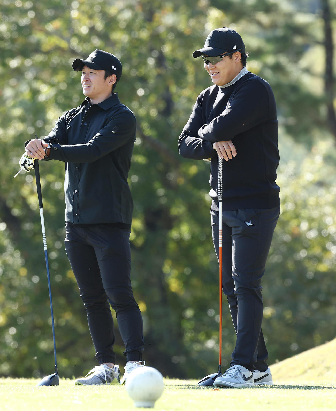 ティーショットに臨む阪神近本（左）と大山（撮影・前田充）