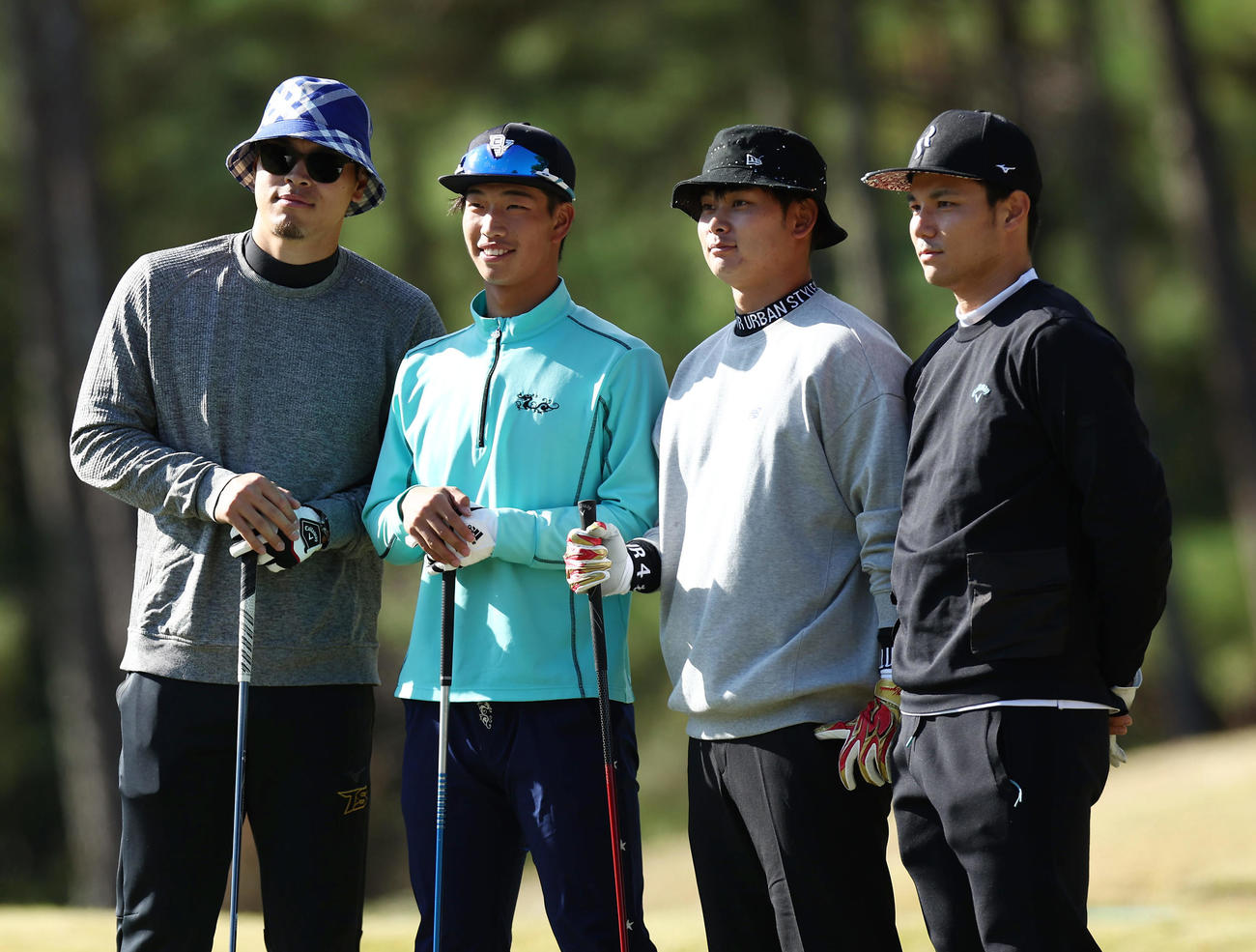 ティーショットを前に記念撮影に納まる、左から阪神佐藤輝、百崎、野口、栄枝（撮影・前田充）