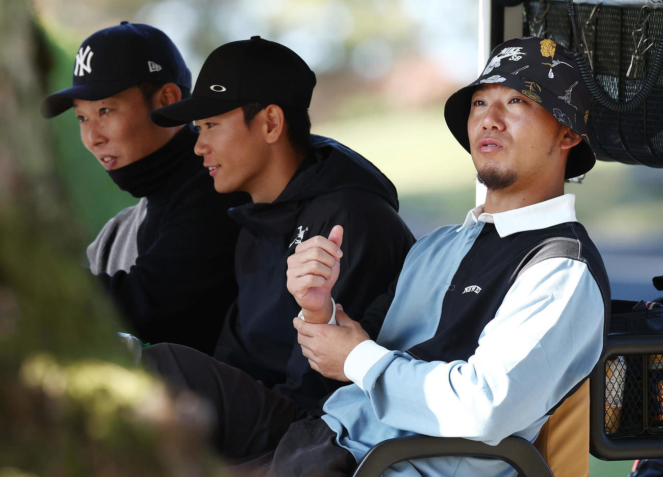 カートで移動する、左から阪神藤田、山田、伊藤将（撮影・前田充）