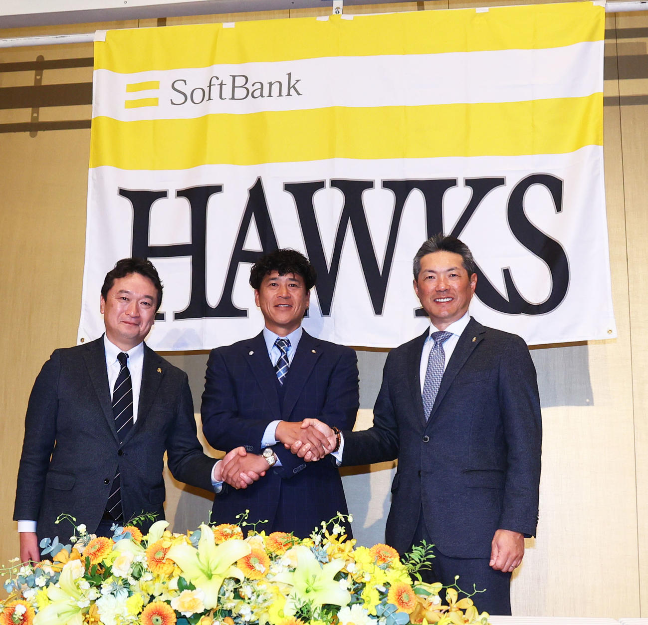 CBO就任会見に臨んだ、左から三笠GM、城島会長付特別アドバイザー兼シニアコーディネーター、小久保監督（撮影・鬼束羽瑠菜）