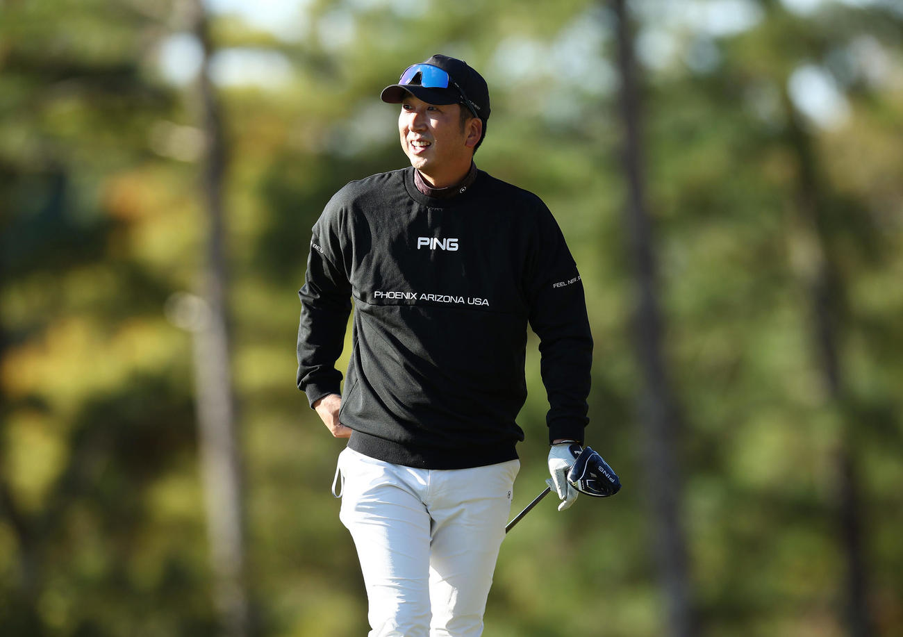 笑顔を見せながらラウンドする阪神藤川監督（撮影・前田充）