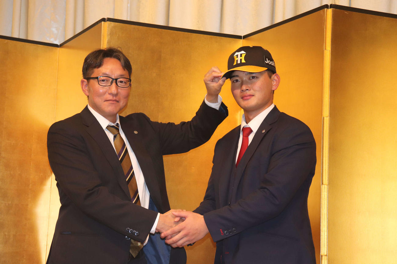 仮契約を結んだ阪神ドラフト4位町田（右）と吉野担当スカウト（撮影・波部俊之介）