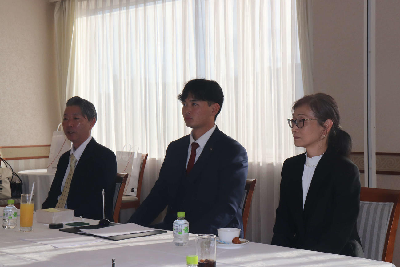 両親とともに仮契約の席につく阪神ドラフト4位町田（撮影・波部俊之介）