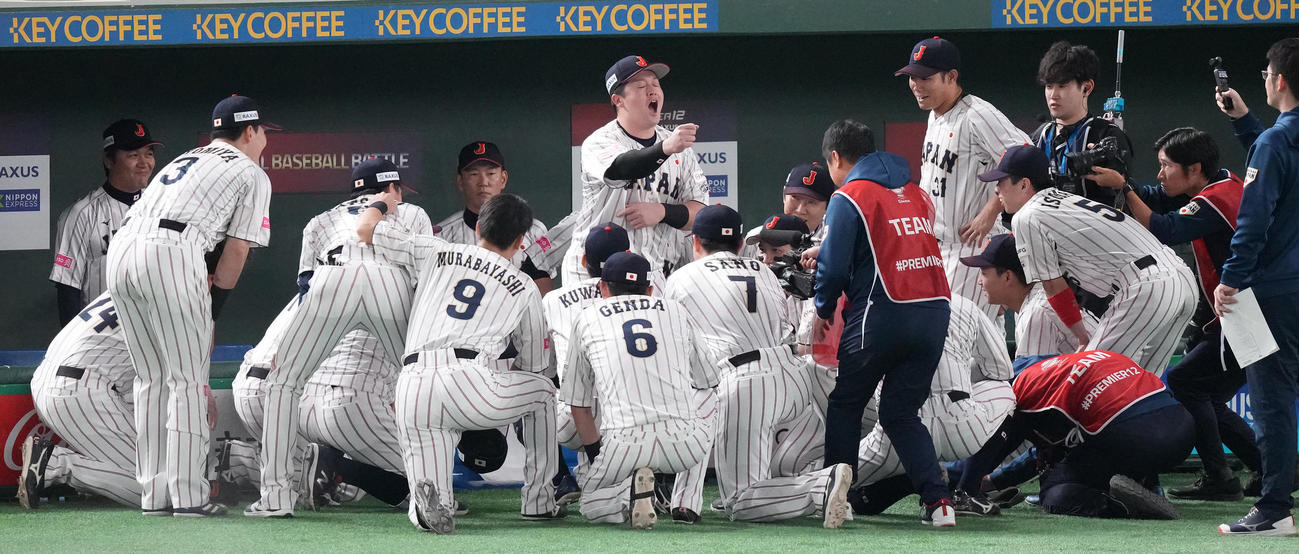 日本対米国　試合前の円陣で声出しする牧（撮影・鈴木みどり）