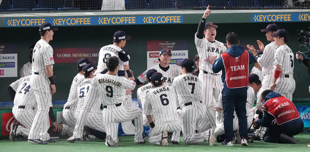日本対米国　試合前の円陣で声出しする牧（撮影・鈴木みどり）