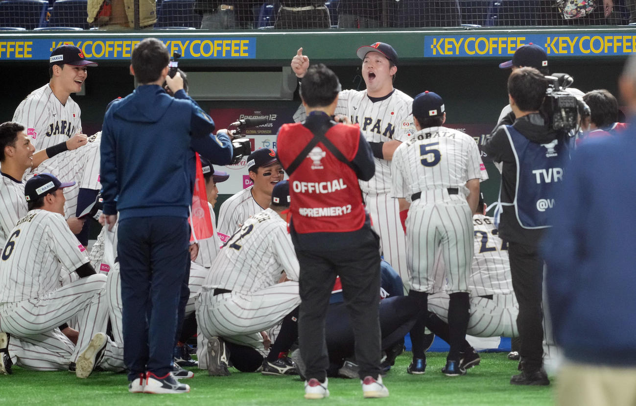 日本対米国　試合前、円陣で声だしを務める牧（撮影・垰建太）