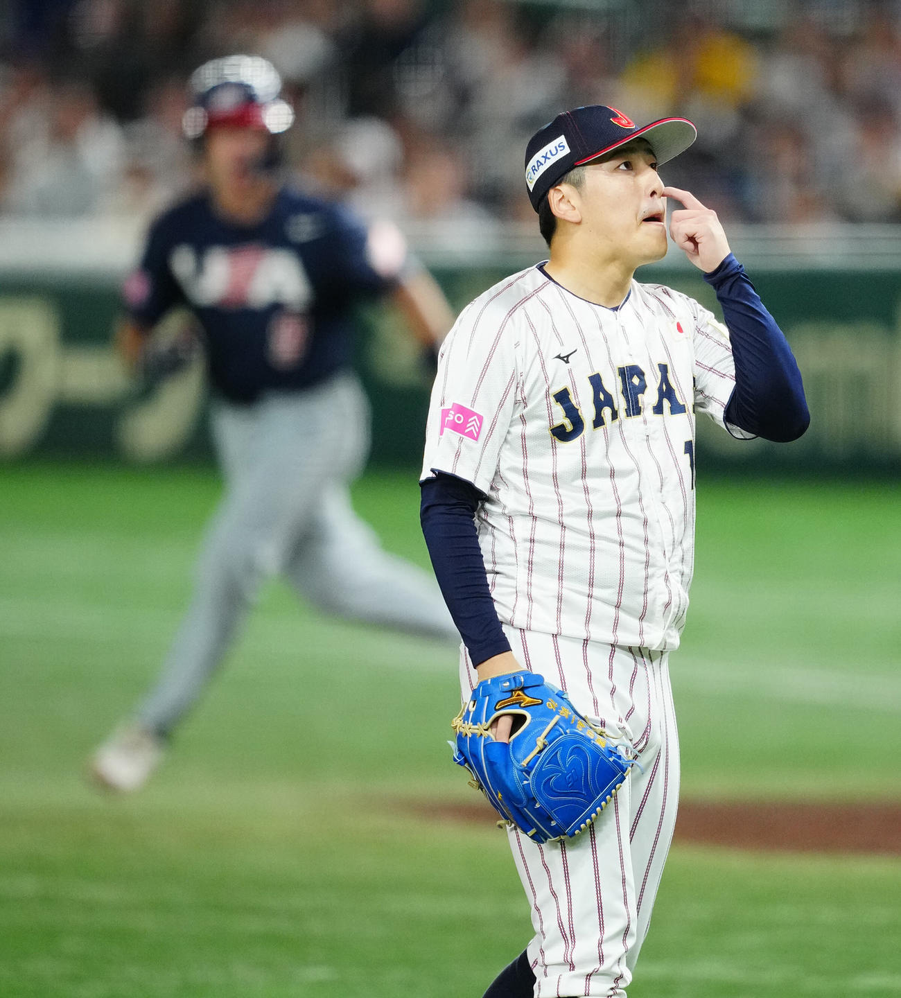 日本対米国　5回表米国無死、トーマス（後方）に先制のソロ本塁打を浴びる隅田（撮影・垰建太）
