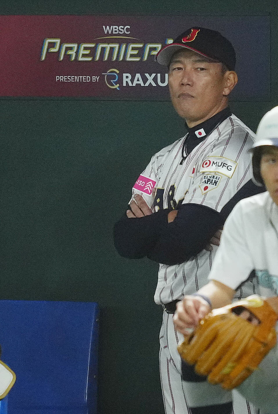 日本対米国　ベンチで厳しい表情の日本井端監督（撮影・垰建太）