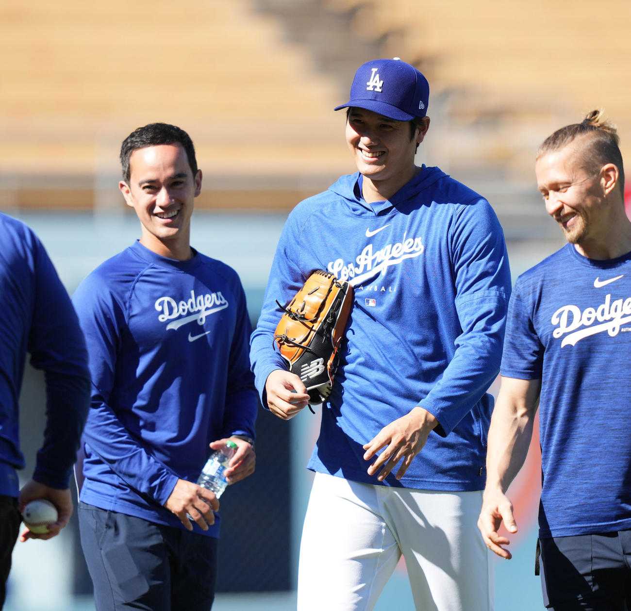 ドジャース対ジャイアンツ　試合前のキャッチボールを終え、アイアトン通訳（左）と笑顔で話すドジャース大谷（2024年4月2日撮影）