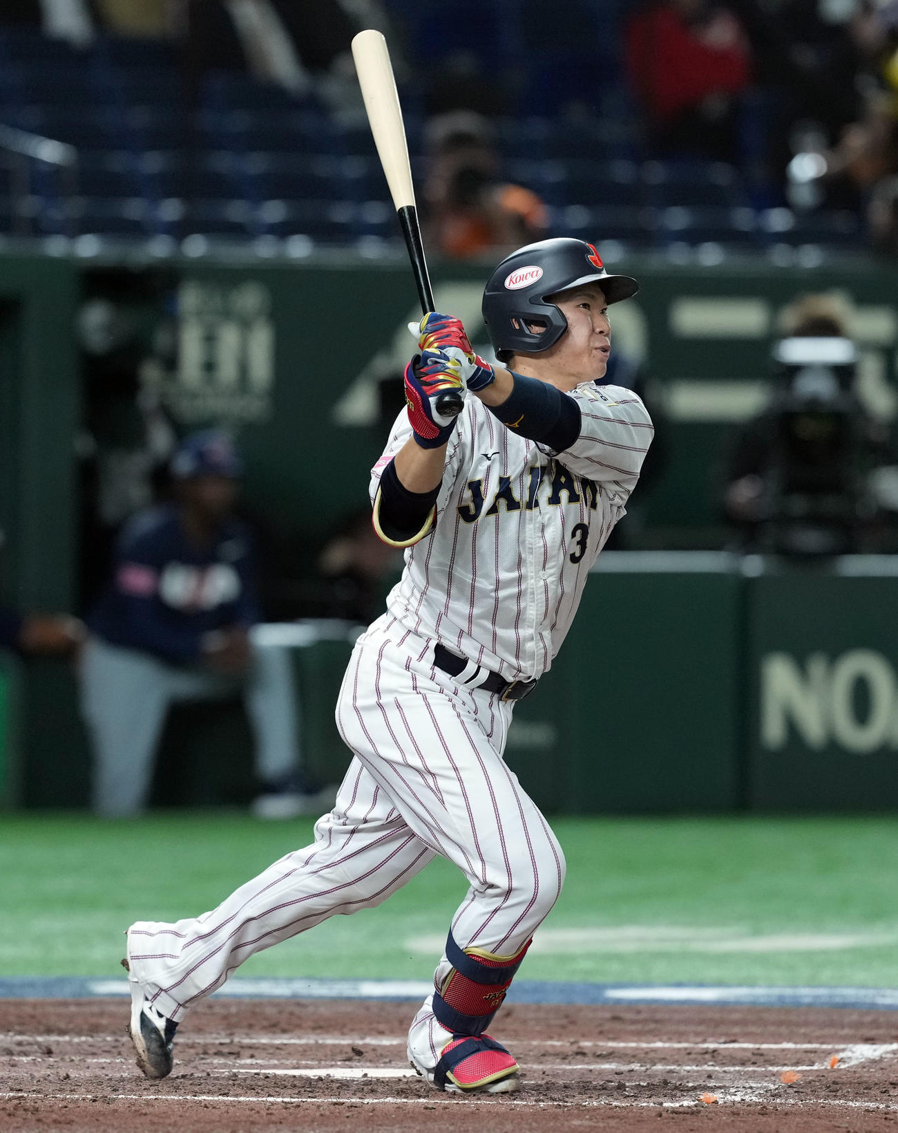 日本対米国　5回裏日本1死一、二塁、右前に同点の適時二塁打を放つ坂倉（撮影・たえ見朱実）