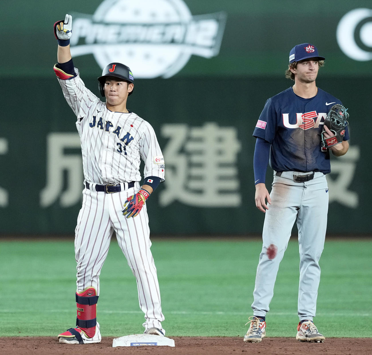 日本対米国　5回裏日本1死一、二塁、適時二塁打を放ちポーズを決める坂倉（左）（撮影・たえ見朱実）