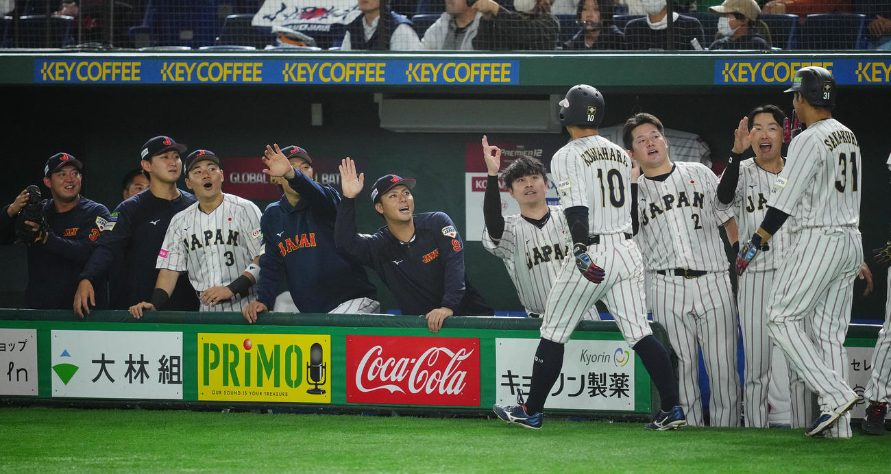日本対米国　5回裏日本2死一、三塁、小園の適時三塁打で生還した栗原（10番）、坂倉（31番）を笑顔で出迎えるナイン＝（撮影・垰建太）