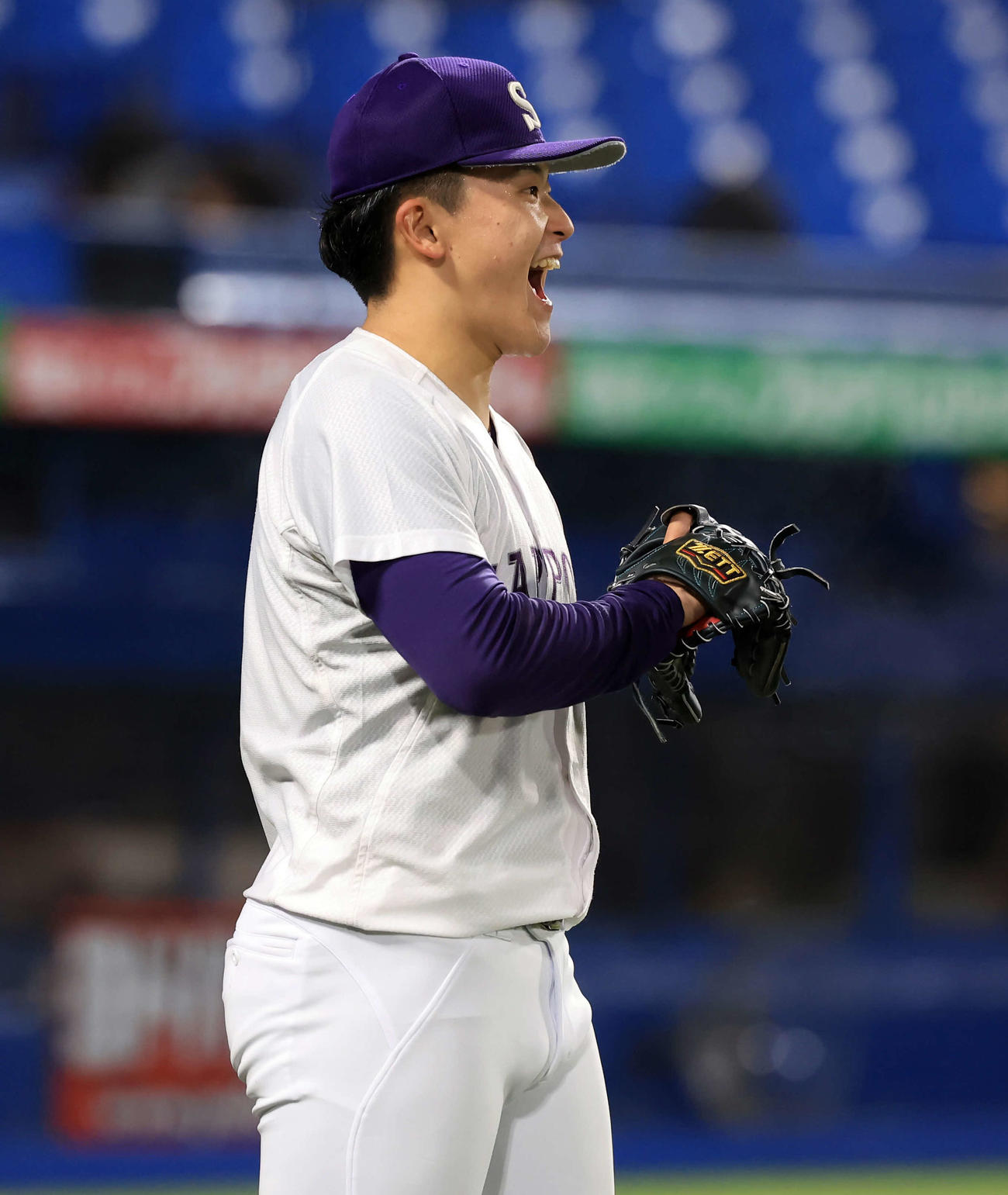 天理大対札幌大　4回表天理大2死二、三塁、的場を投手ゴロに仕留めた長谷は笑顔で雄たけびを上げる（撮影・浅見桂子）