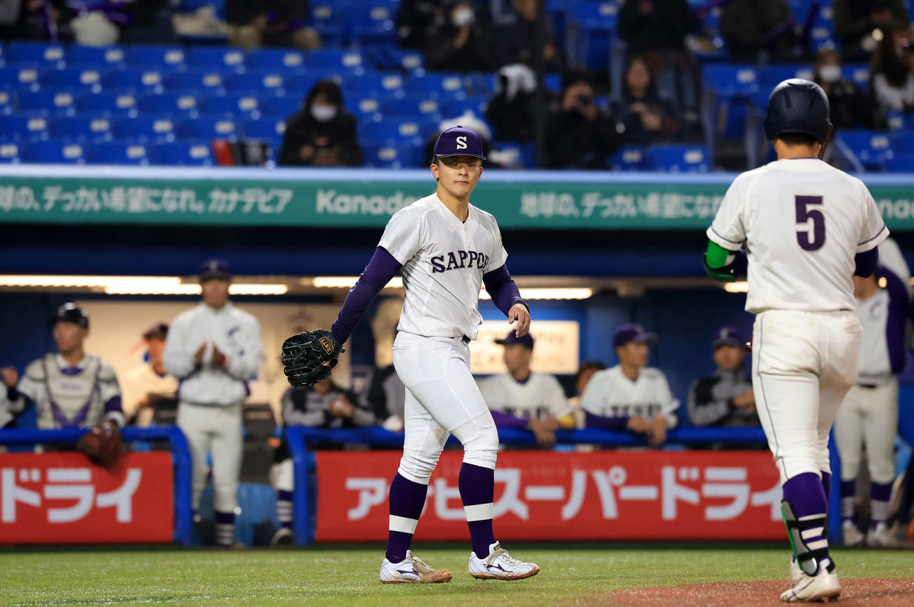 天理大対札幌大　5回表天理大1死一、三塁、池田に勝ち越し犠飛を許し、がっくりの長谷（中央）（撮影・浅見桂子）