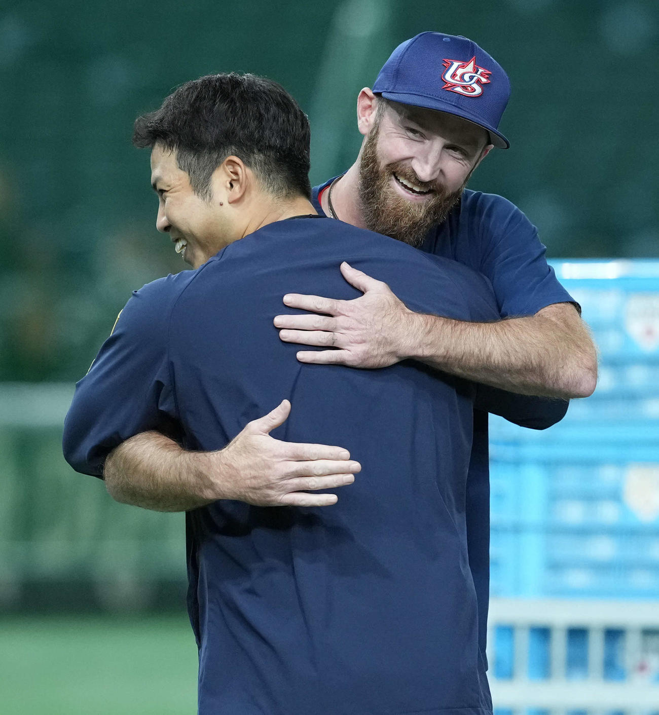 日本対米国　桑原将志の再会に喜ぶ米国パットン（撮影・たえ見朱実）