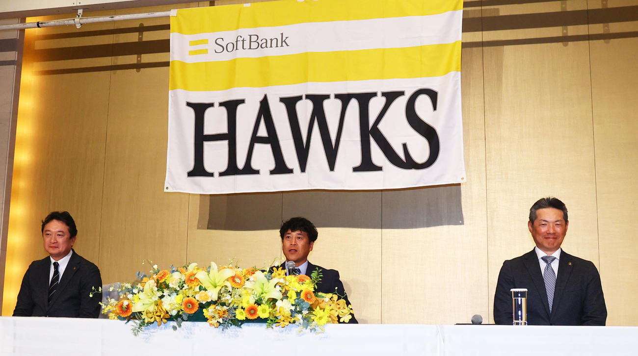 CBO就任会見に臨む、左から三笠GM、城島会長付特別アドバイザー兼シニアコーディネーター、小久保監督（撮影・鬼束羽瑠菜）