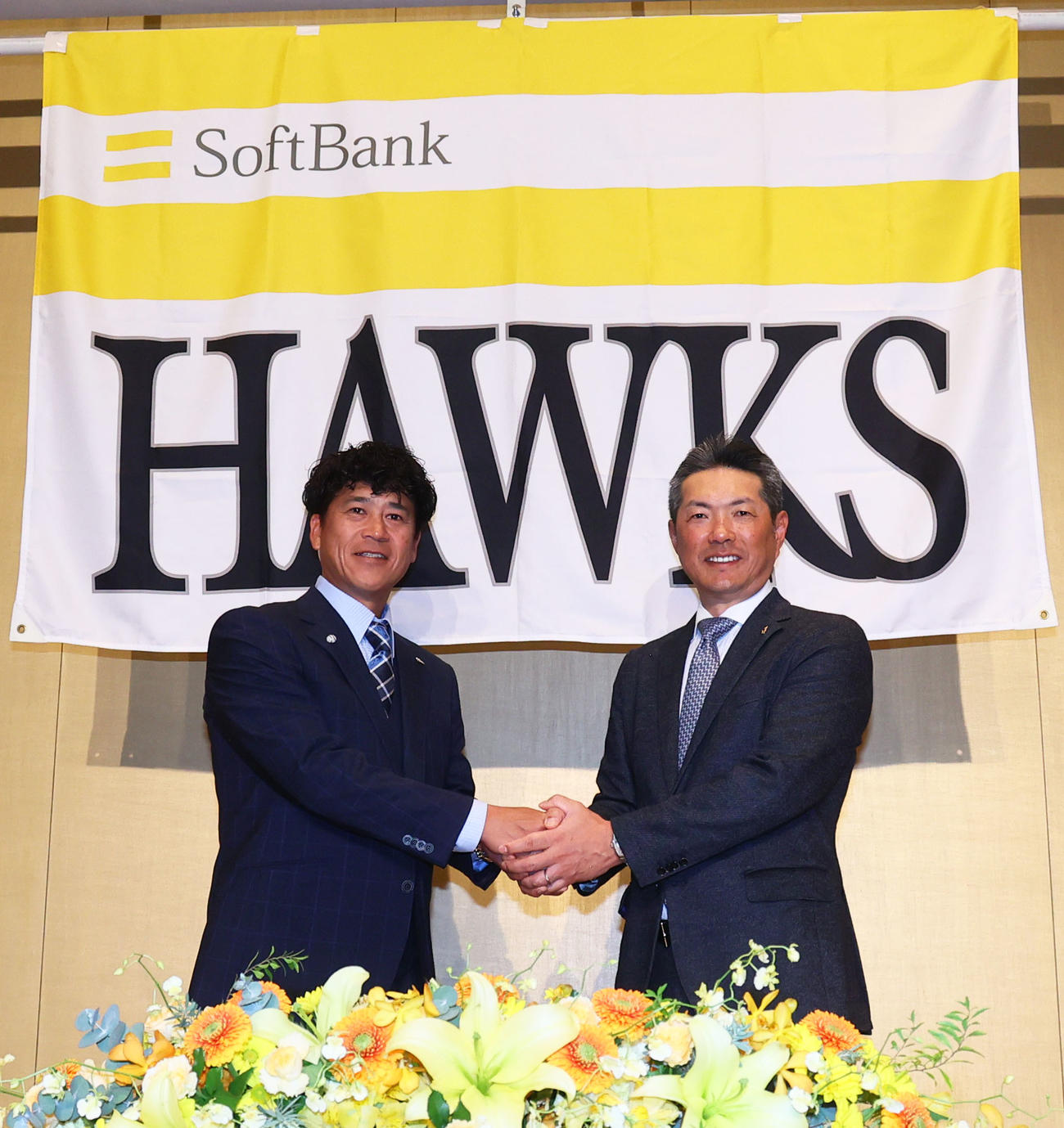 就任会見で握手をかわす城島会長付特別アドバイザー兼シニアコーディネーター（左）と小久保監督（撮影・鬼束羽瑠菜）