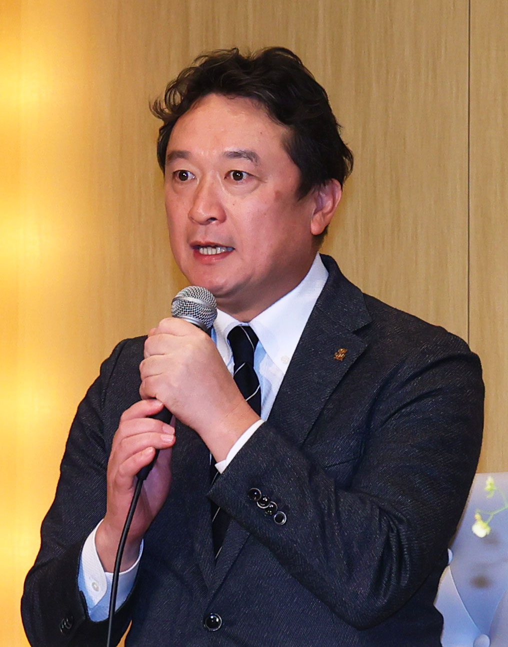 城島氏のCBO就任会見に臨む三笠GM（撮影・鬼束羽瑠菜）