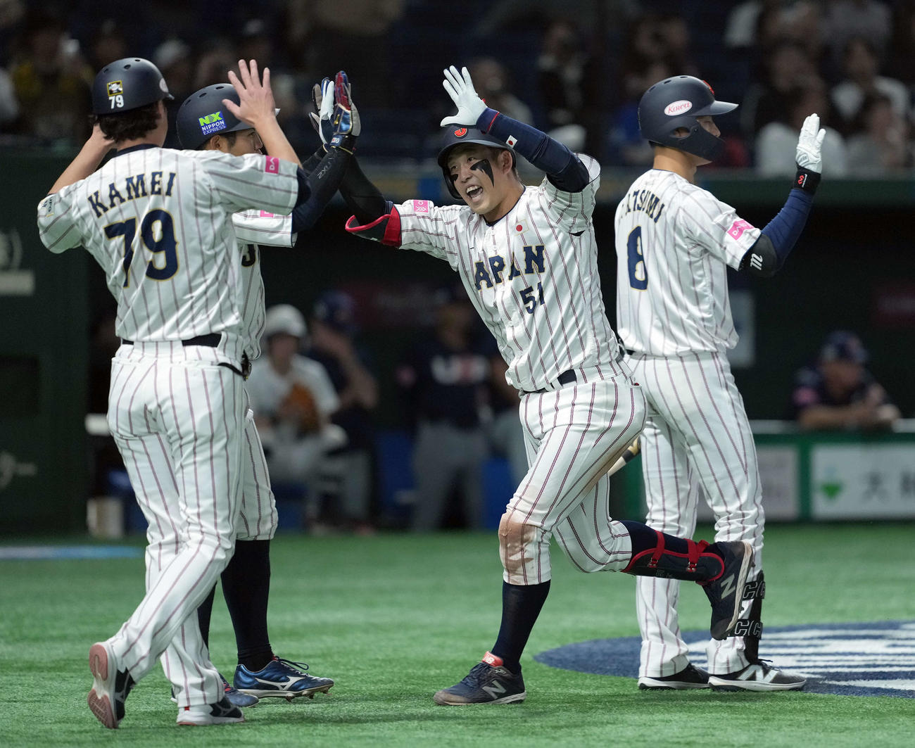 日本対米国　7回裏日本1死一、二塁、右越えに3点本塁打を放ち笑顔を見せる小園（撮影・たえ見朱実）