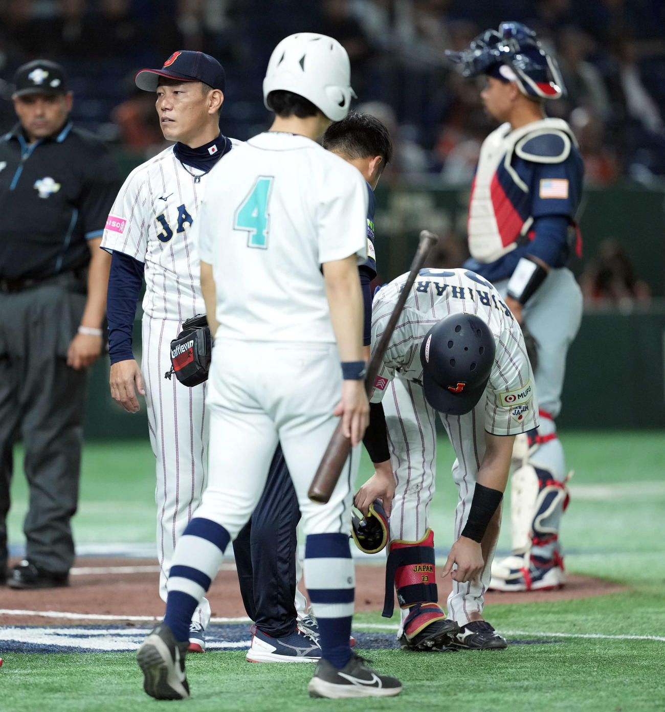日本対米国　7回裏日本2死三塁、死球を受けた栗原に駆け寄る井端監督（撮影・たえ見朱実）