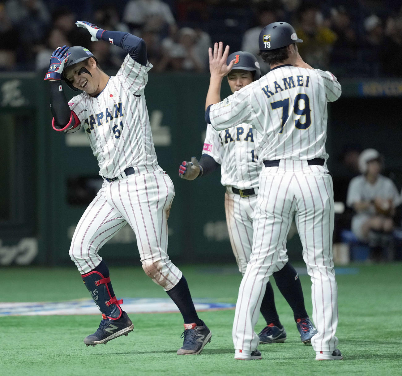 日本対米国　7回裏日本1死一、二塁、右越えに3点本塁打を放ち笑顔を見せる小園（撮影・たえ見朱実）