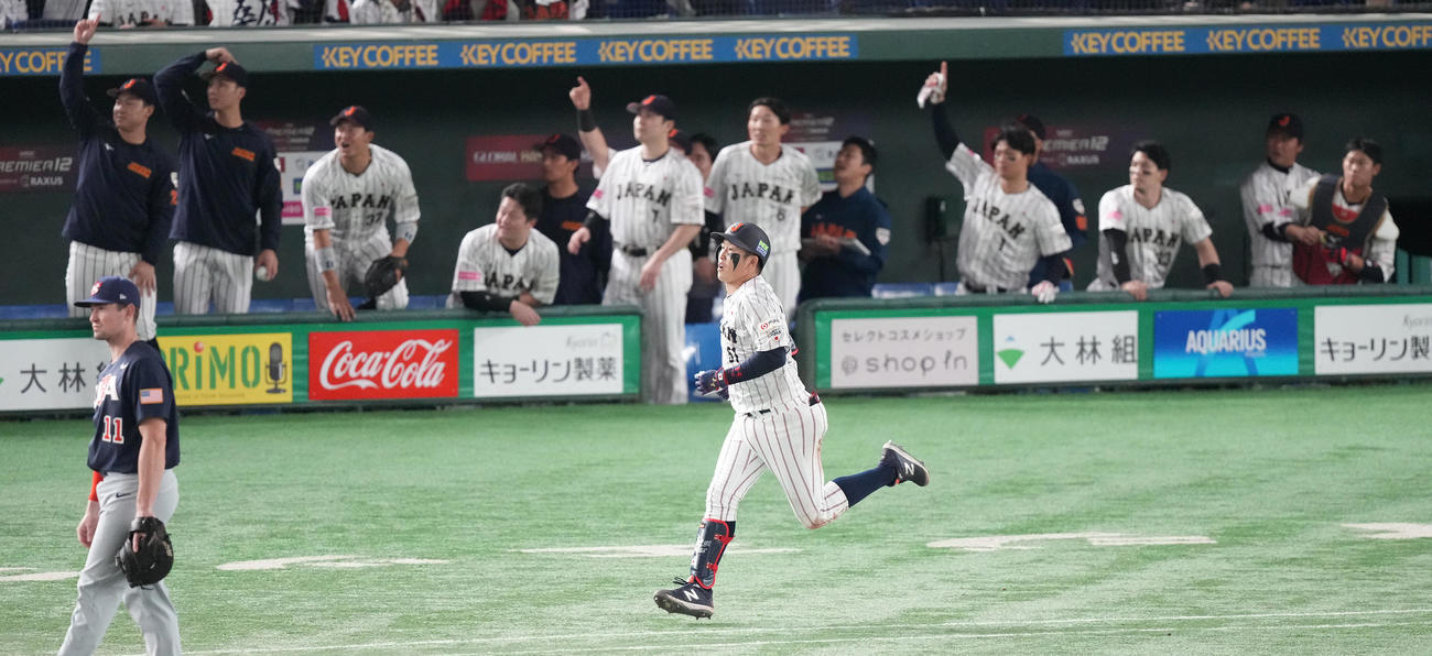 日本対米国　8回裏日本2死一塁、右越え2点本塁打を放ち、一塁へ向かう小園（撮影・鈴木みどり）