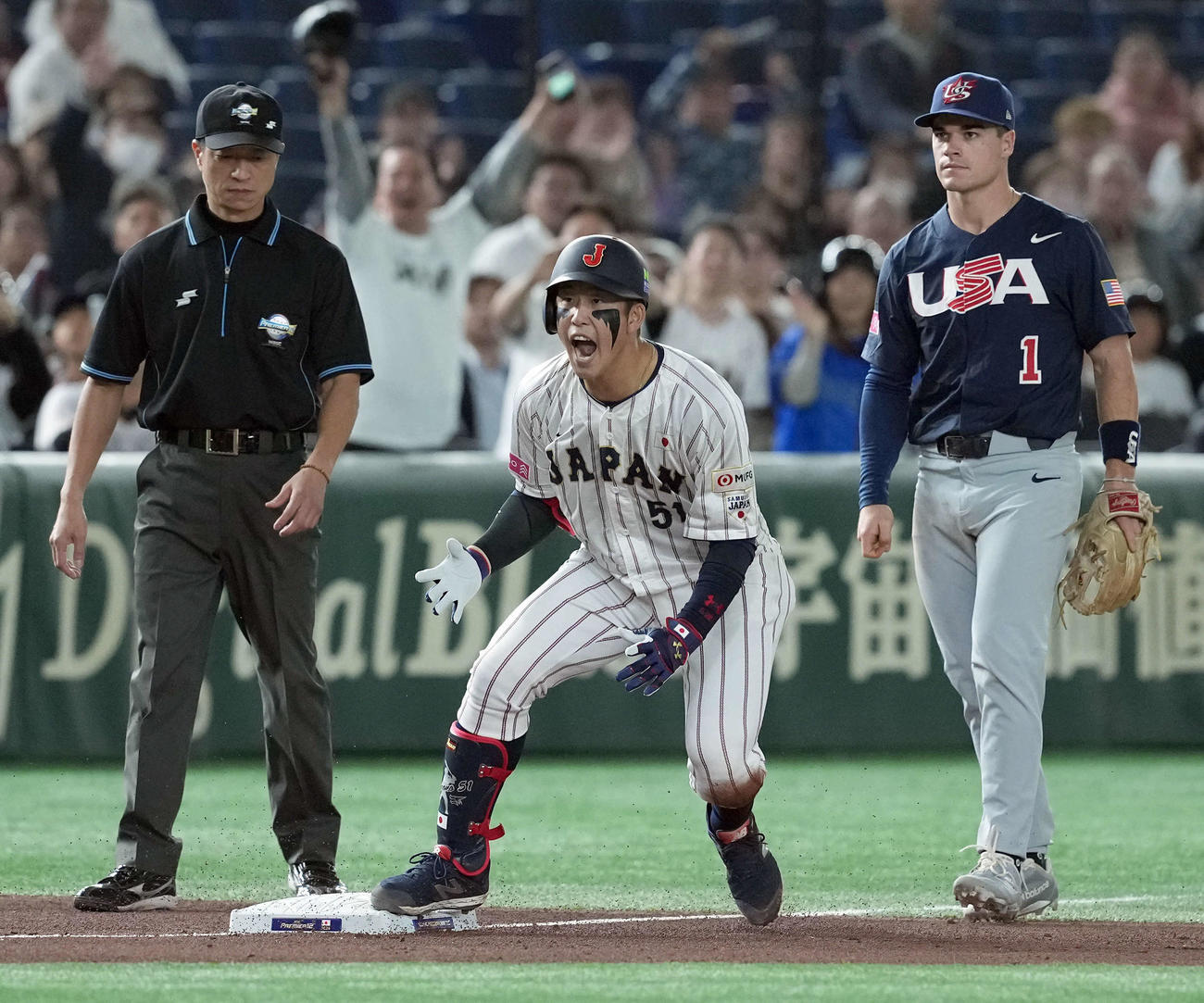日本対米国　5回裏日本2死一、三塁、2点適時三塁打を放ちほえる小園（撮影・たえ見朱実）