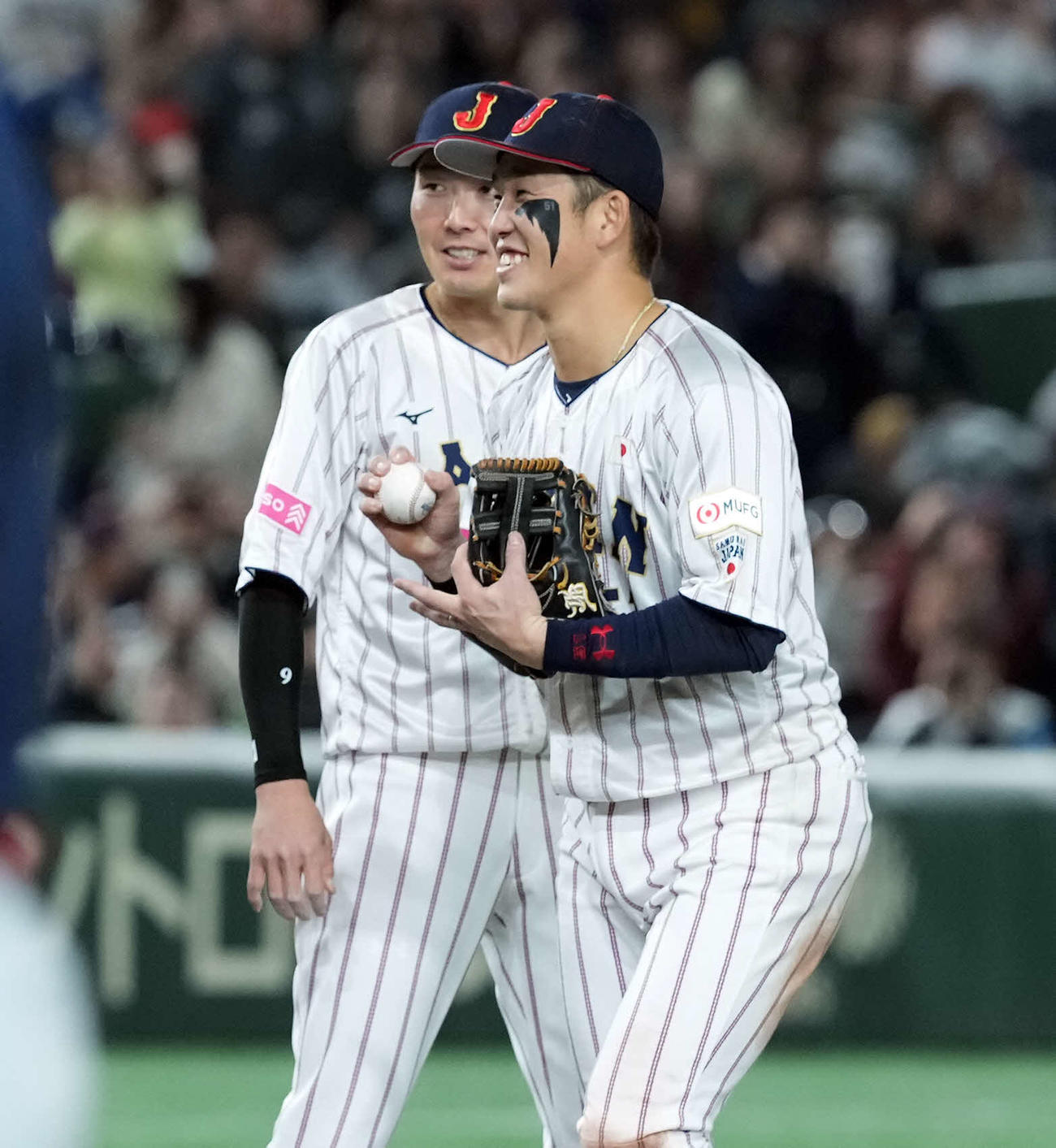 日本対米国　源田（左）からウイニングボールをもらう小園（撮影・たえ見朱実）