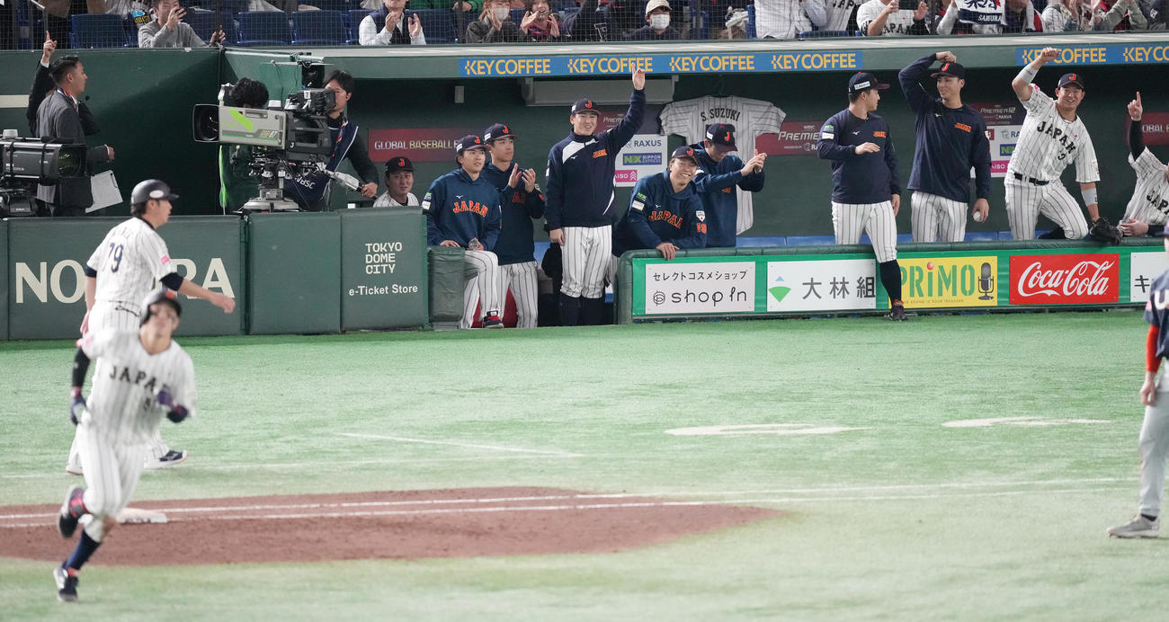 日本対米国　8回裏日本2死一塁、小園の右越え2点本塁打に盛り上がるベンチ（撮影・鈴木みどり）