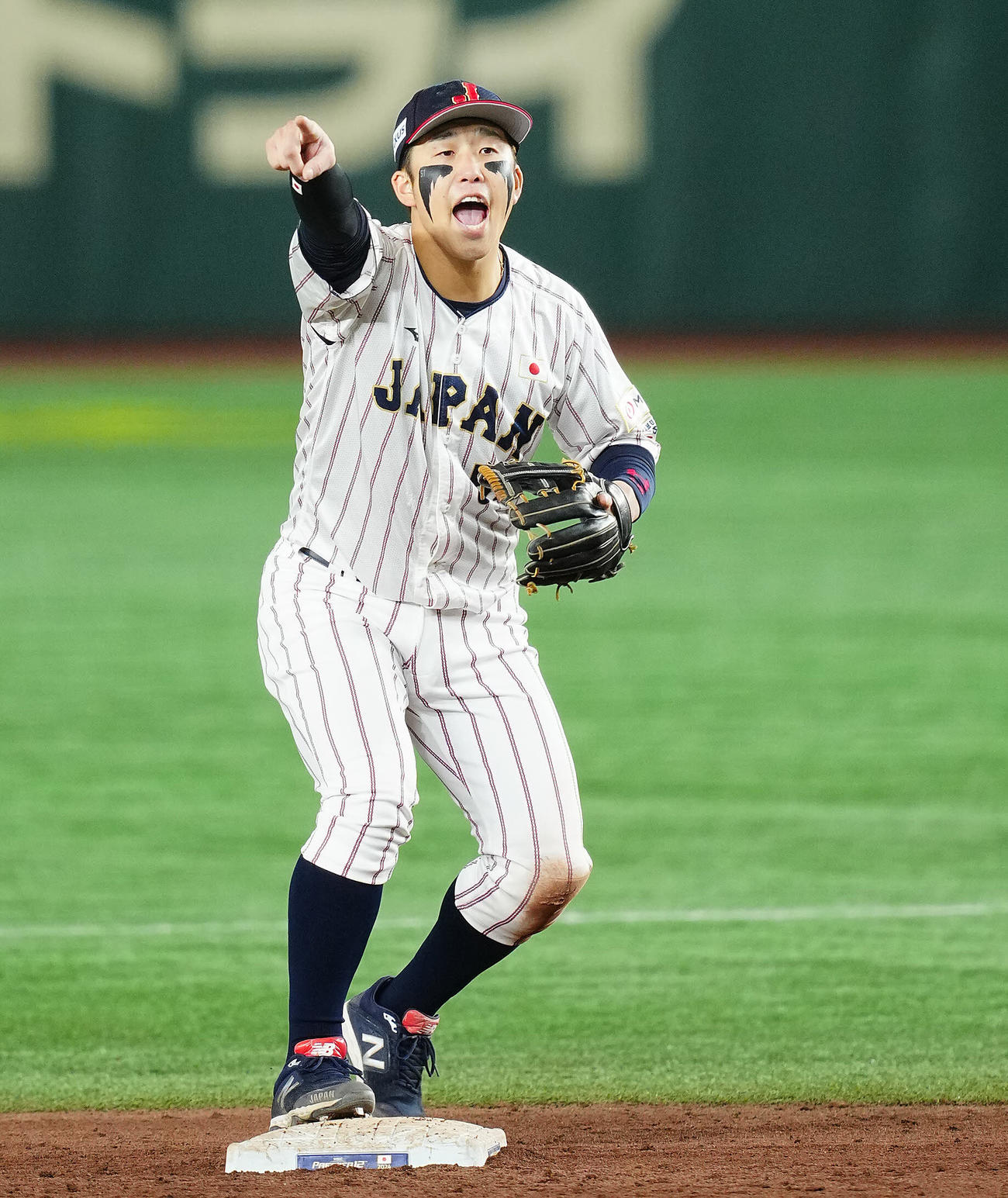 日本対米国　9回表米国2死二塁ジョンソンの安打で塁を飛び出した二走ウィリアムズを指さし大声で指示する小園（撮影・垰建太）