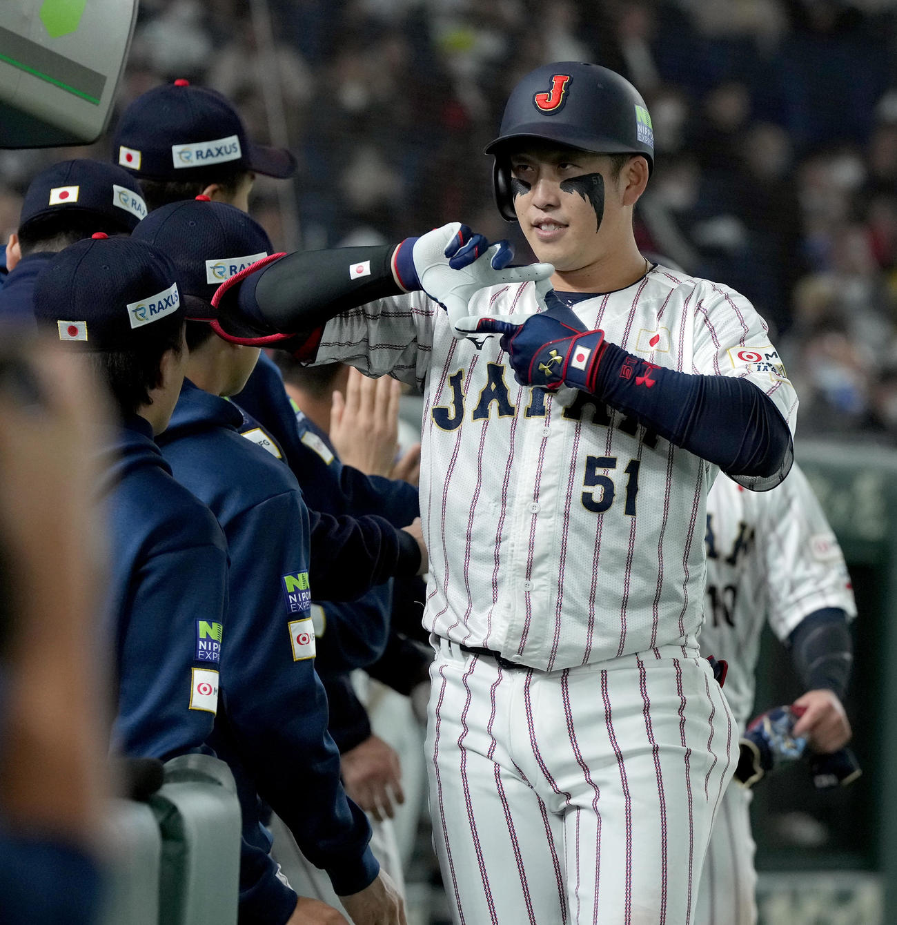 日本対米国　8回裏日本2死一塁、右越えに2点本塁打を放ちナインの祝福を受ける小園（撮影・たえ見朱実）