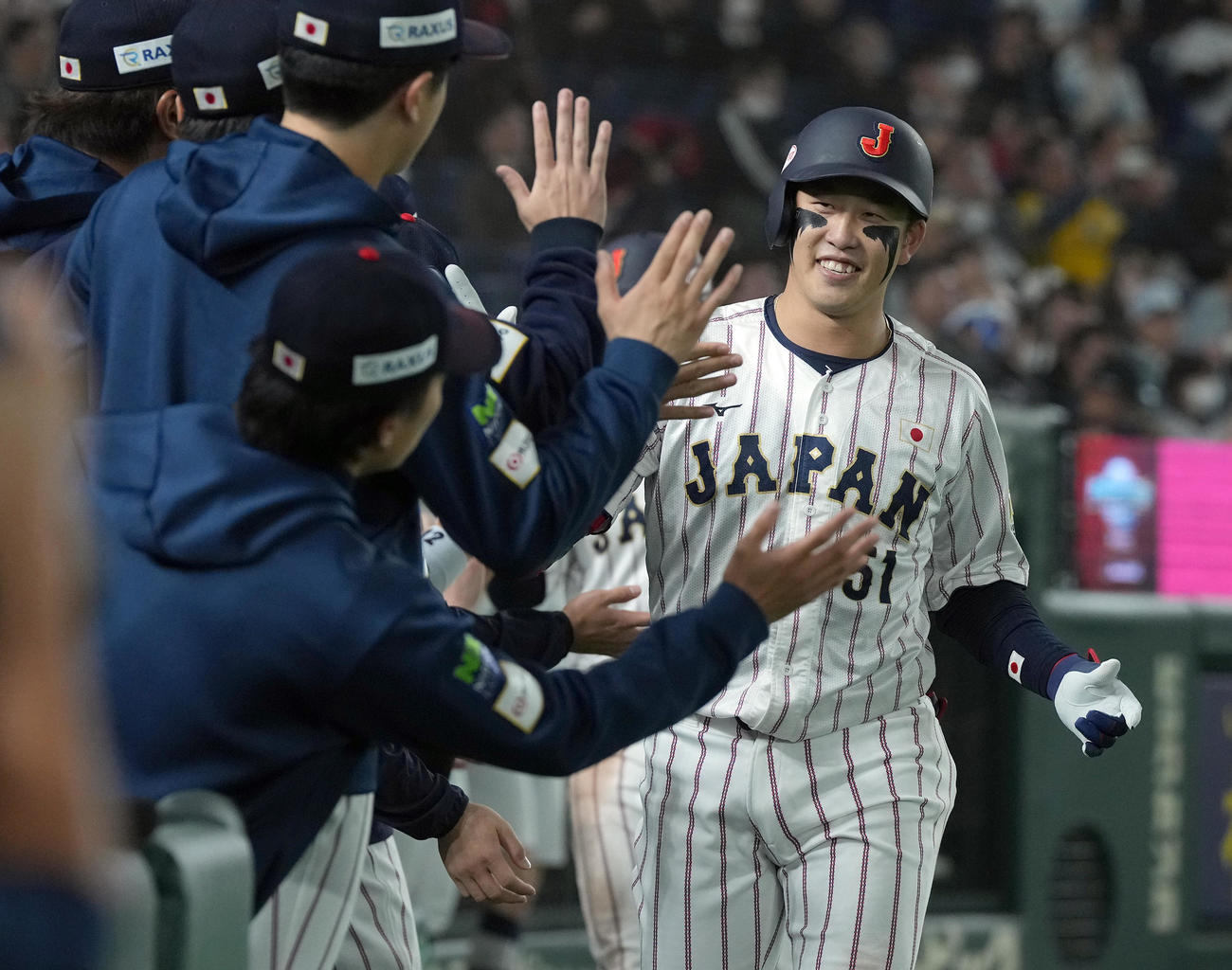 日本対米国　8回裏日本2死一塁、右越えに2点本塁打を放ちナインの祝福を受ける小園（撮影・たえ見朱実）