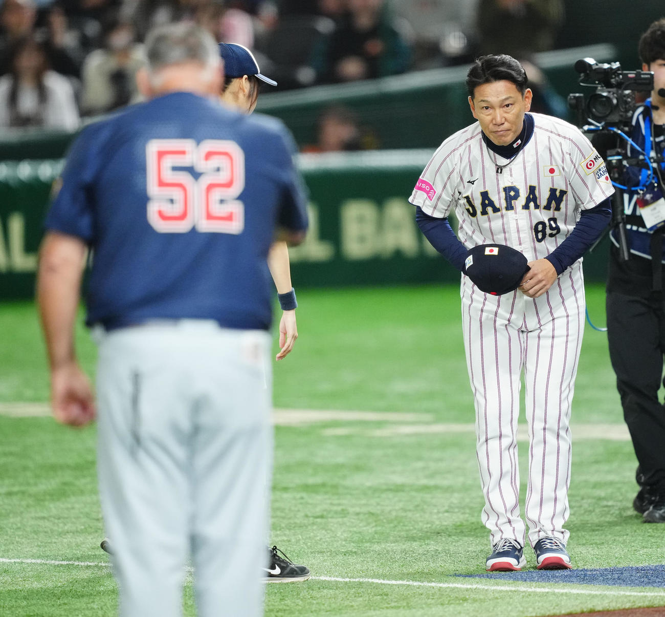 日本対米国　試合前の選手紹介で米国ソーシア監督（手前）にあいさつする日本井端監督（撮影・垰建太）