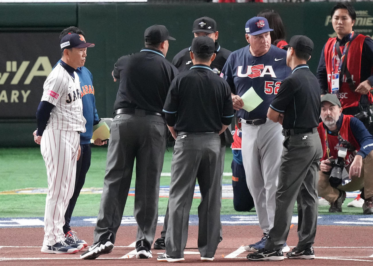 日本対米国　メンバー表の最終確認で話す井端監督（左）と米国ソーシア監督（撮影・鈴木みどり）