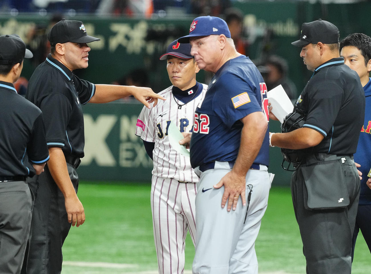 日本対米国　試合前、メンバー表交換を行う日本井端監督（中央左）と米国ソーシア監督（撮影・垰建太）