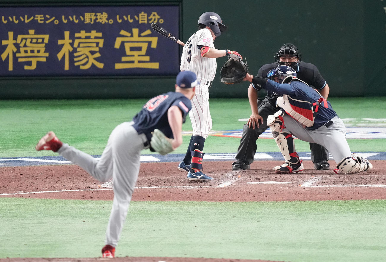 日本対米国　8回裏日本1死、死球を受ける五十幡。投手ビュー（撮影・鈴木みどり）