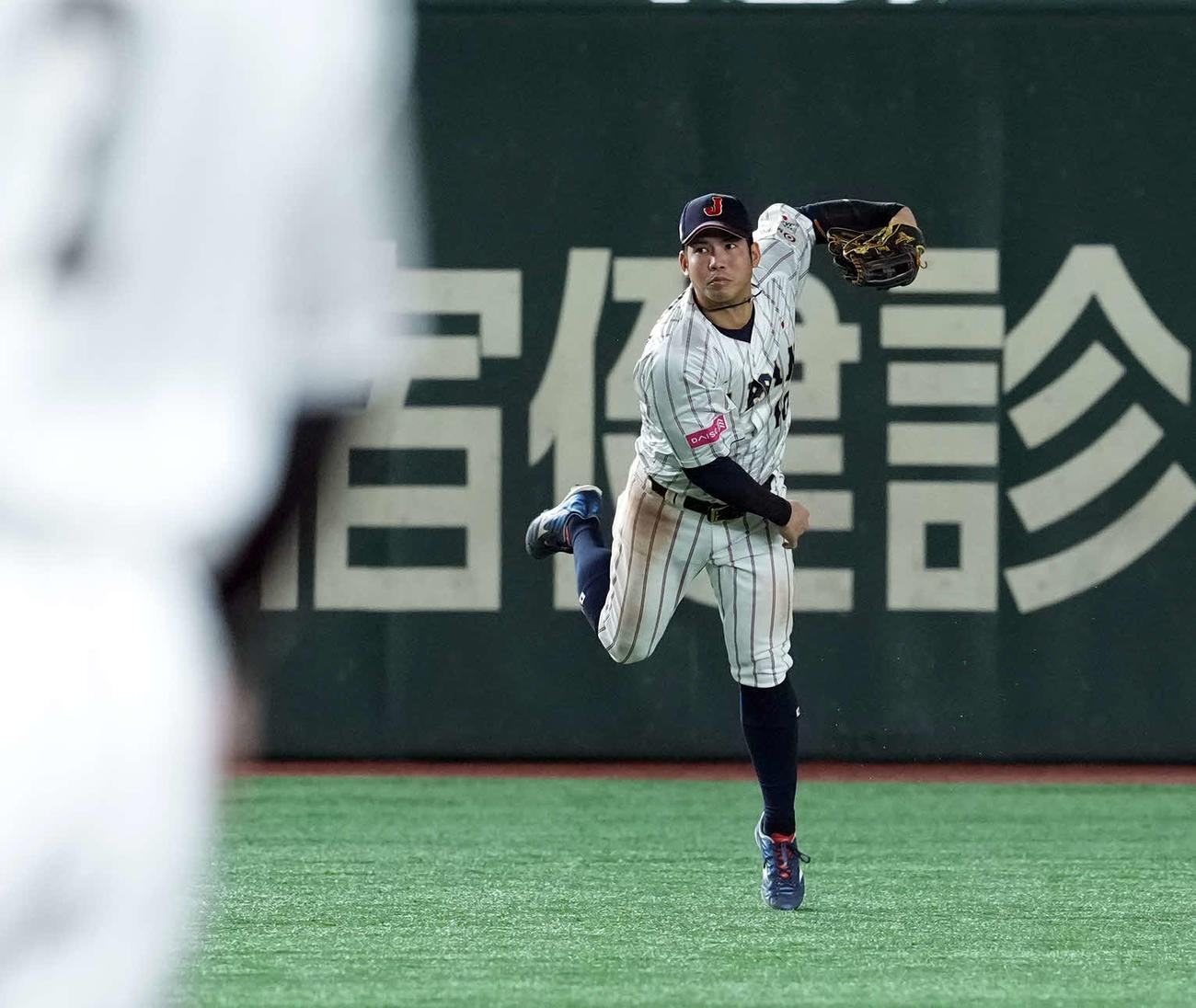 日本対米国　9回表米国2死二塁、ジョンソンの左前打を三塁へ送球する桑原（撮影・たえ見朱実）