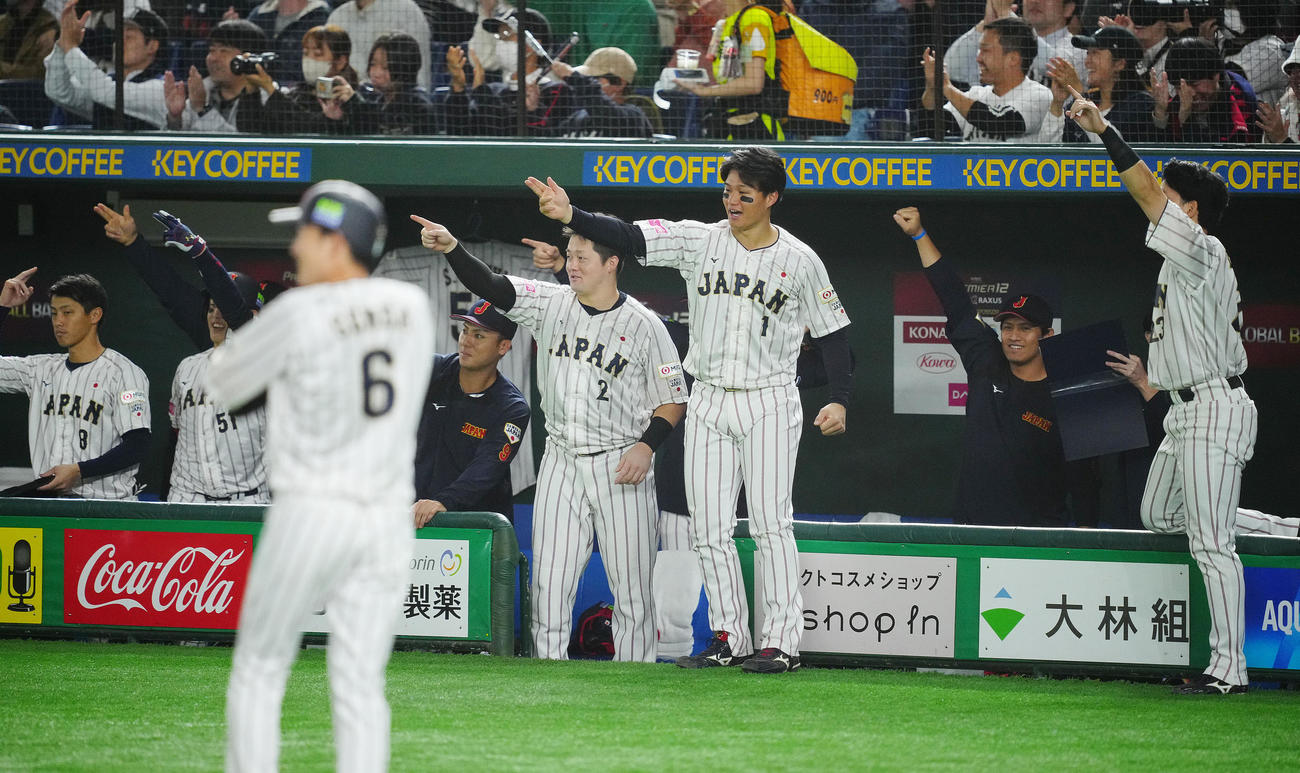 日本対米国　5回裏日本1死一、二塁、適時二塁打を放った坂倉にポーズを決める牧秀悟（中央左）、森下（同右）らナイン（撮影・垰建太）