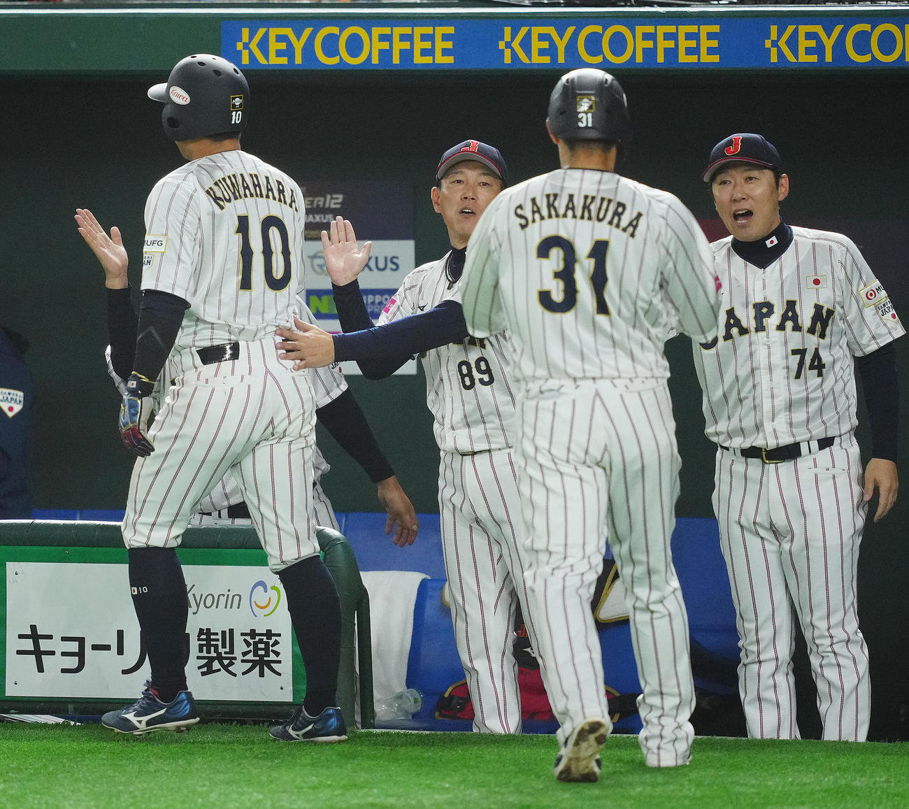 日本対米国　5回裏日本2死一、三塁、小園の適時三塁打で生還した栗原（左）、坂倉（手前）を出迎える井端監督（中央）（撮影・垰建太）