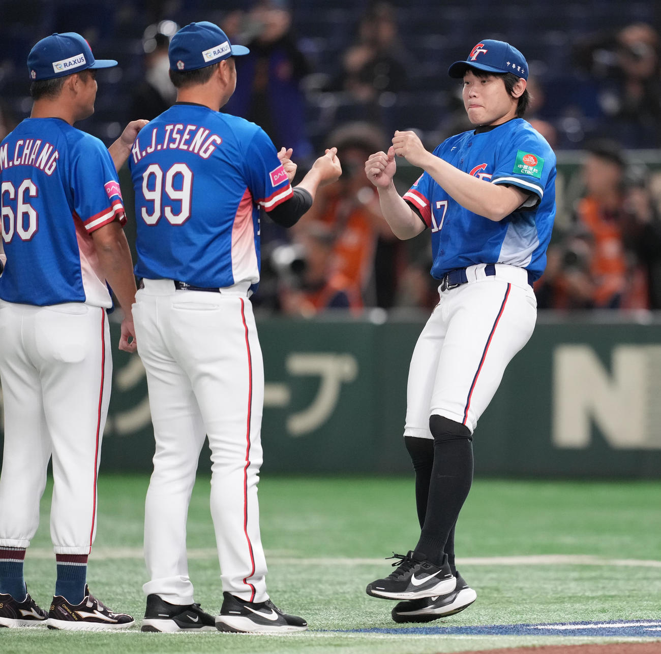 米国対台湾　試合前セレモニーで入場する台湾の陳冠宇(チェン・グァンユウ)（撮影・鈴木みどり）