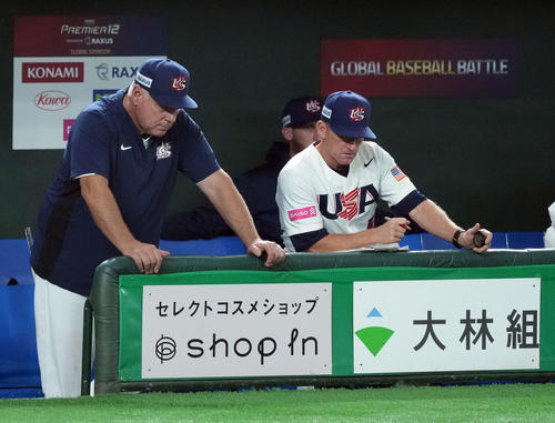 台湾対米国　台湾に完敗し2敗目を喫した米国ソーシア監督（左）（撮影・たえ見朱実）