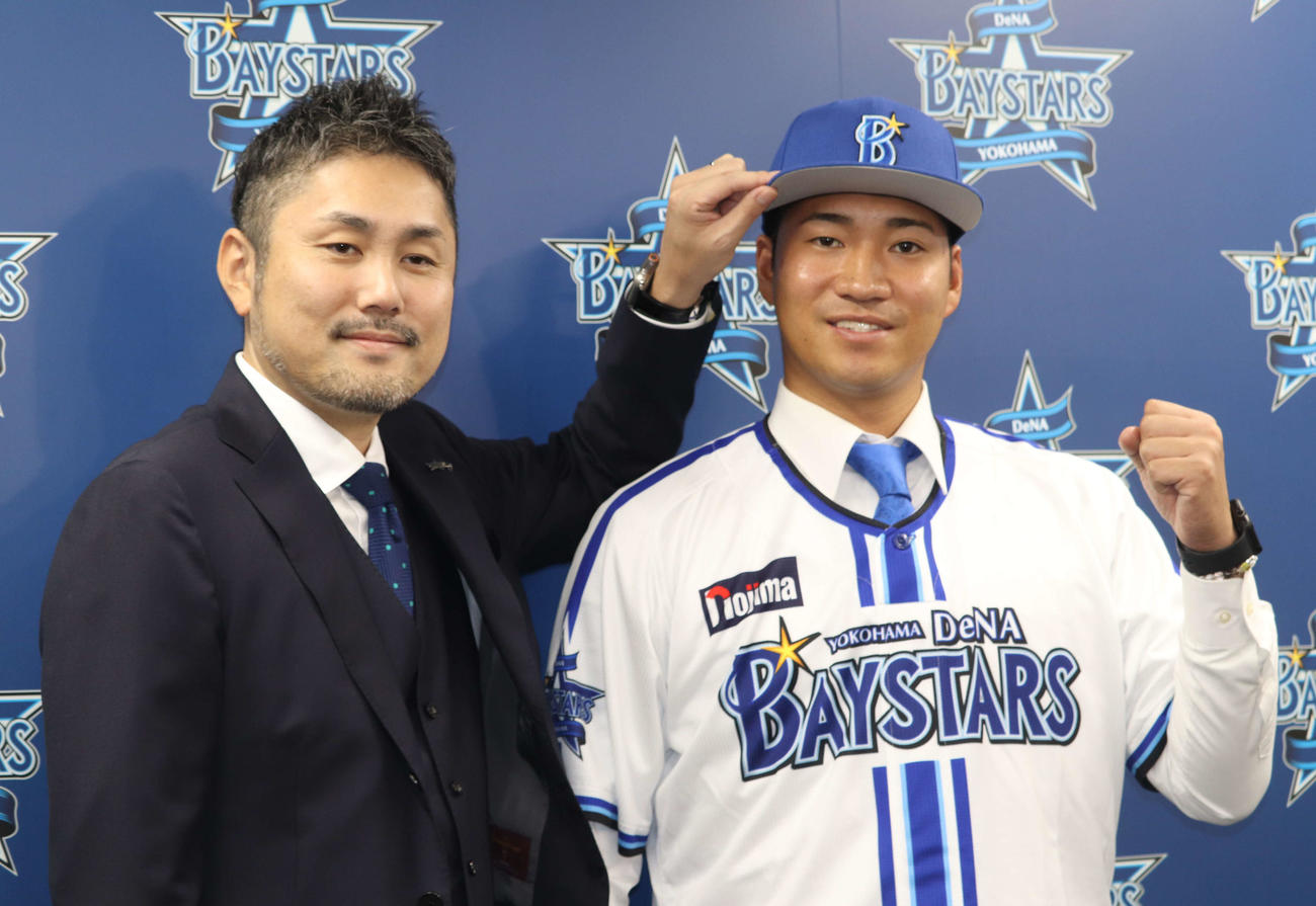 入団会見に出席したDeNA岩田（右）と萩原チーム統括本部長（撮影・小早川宗一郎）