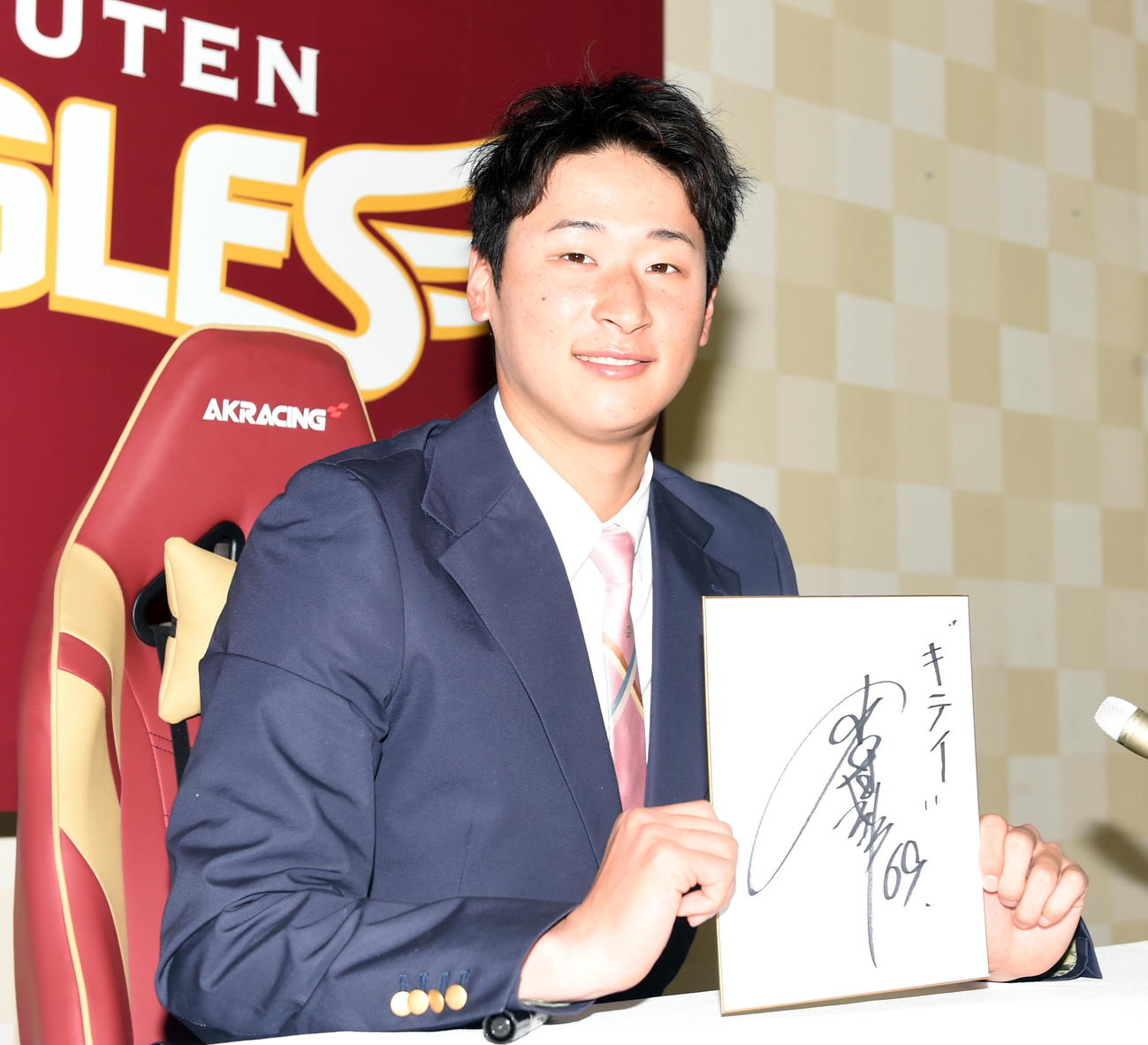 契約更改交渉に臨み来季の目標に「キテイ（規定投球回）」と記した楽天内（撮影・山田愛斗）