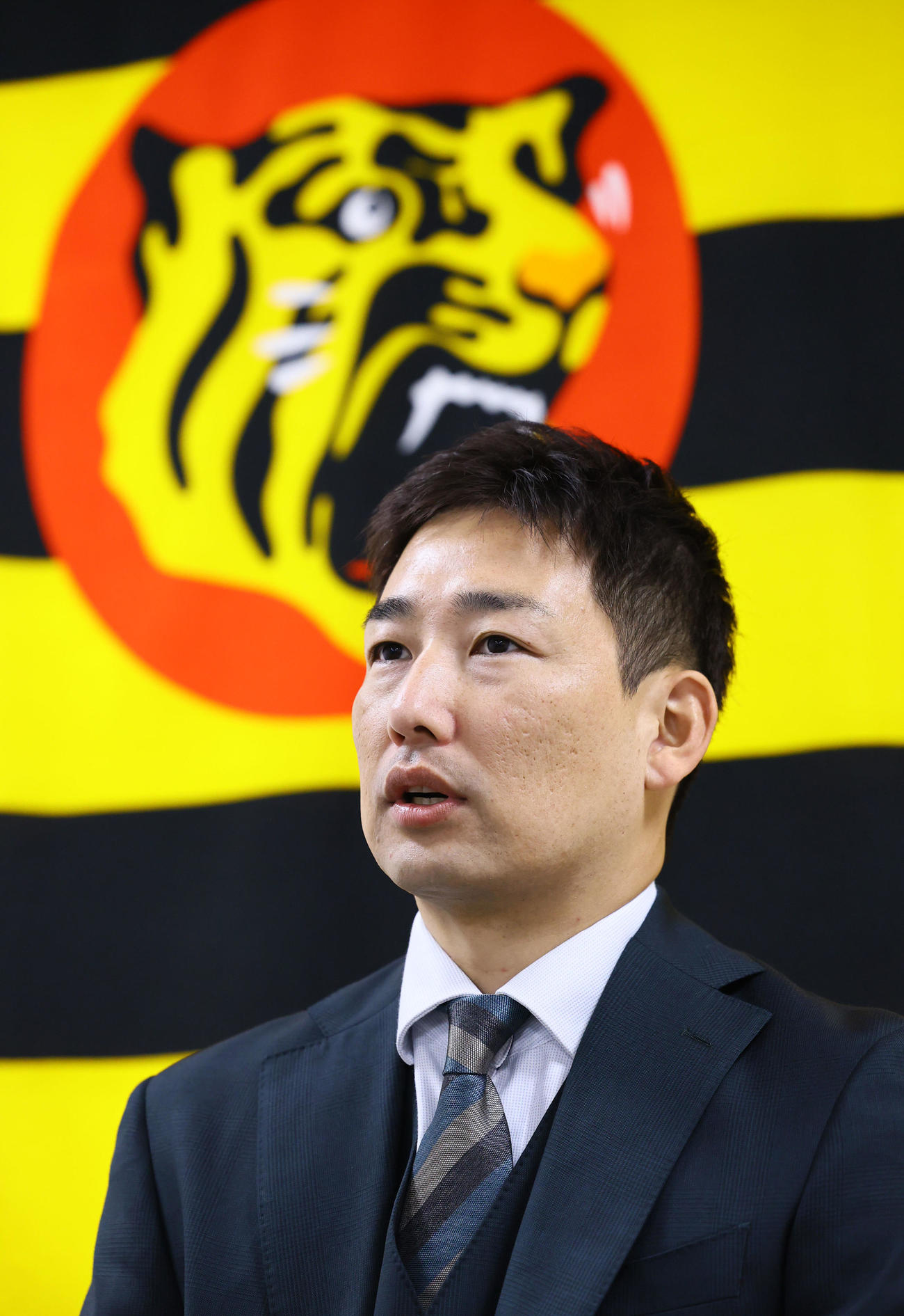 複数年契約の現状維持で契約更改を終え、記者会見する阪神岩崎（撮影・藤尾明華）