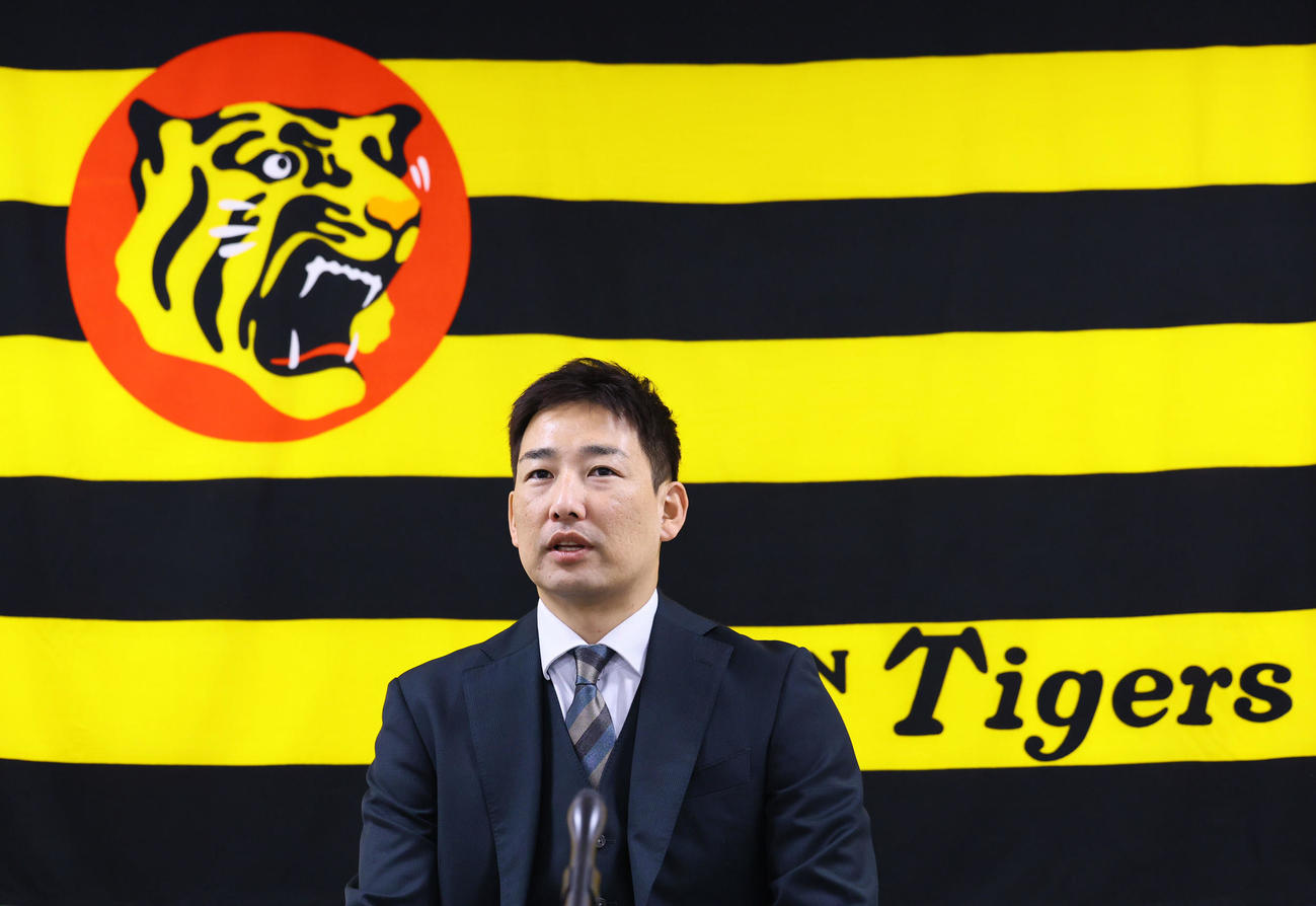 複数年契約の現状維持で契約更改を終え、記者会見する阪神岩崎（撮影・藤尾明華）